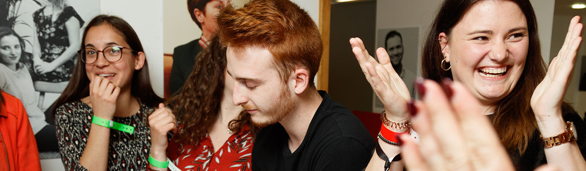 Étudiants NEOMA applaudissant et partageant un moment de convivialité lors d’un atelier ou séminaire