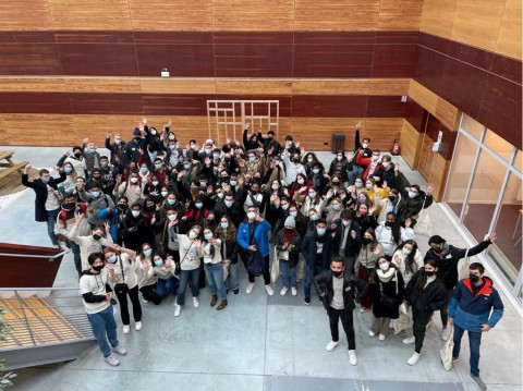 Photo de groupe d’étudiants NEOMA rassemblés dans le hall du campus de Reims
